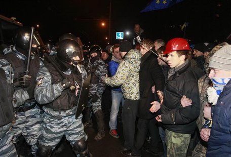 Opposition activists clash with riot police as they block police buses near a court in Kiev January 11, 2014. REUTERS/Gleb Garanich Opposition activists clash with riot police as they block police buses near a court in Kiev January 11, 2014. REUTERS/Gleb Garanich