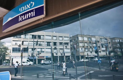 Pedestrians are reflected in the windows of a Bank Leumi branch in Tel Aviv May 30, 2013. REUTERS/Nir Elias Pedestrians are reflected in the windows of a Bank Leumi branch in Tel Aviv May 30, 2013. REUTERS/Nir Elias