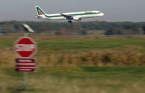An Alitalia plane approaches to land at Fiumicino international airport in Rome December 10, 2013. REUTERS/Max Rossi An Alitalia plane approaches to land at Fiumicino international airport in Rome December 10, 2013. REUTERS/Max Rossi