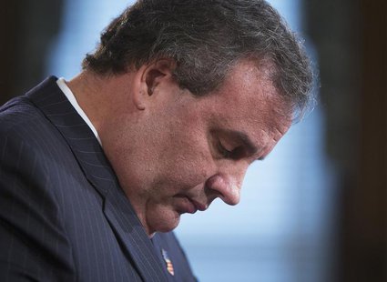 New Jersey Governor Chris Christie reacts during a news conference in Trenton January 9, 2014. REUTERS/Carlo Allegri New Jersey Governor Chris Christie reacts during a news conference in Trenton January 9, 2014. REUTERS/Carlo Allegri