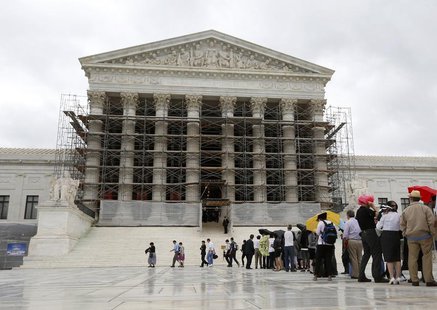 Visitors to the Supreme Court are pictured in the rain in Washington, October 7, 2013. REUTERS/Jason Reed Visitors to the Supreme Court are pictured in the rain in Washington, October 7, 2013. REUTERS/Jason Reed