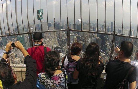 Visitors stand on the observation deck of the Empire State building in New York, August 3, 2012. REUTERS/Charles Platiau Visitors stand on the observation deck of the Empire State building in New York, August 3, 2012. REUTERS/Charles Platiau