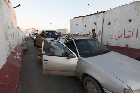 Iraqi soldiers search a vehicle at a check point in west of Baghdad, January 8, 2014. REUTERS/Ahmed Saad Iraqi soldiers search a vehicle at a check point in west of Baghdad, January 8, 2014. REUTERS/Ahmed Saad