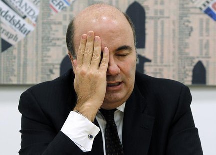 Banca Monte Paschi di Siena CEO Fabrizio Viola wipes his face as he speaks during a news conference in downtown Milan January 28, 2013. REUT Banca Monte Paschi di Siena CEO Fabrizio Viola wipes his face as he speaks during a news conference in downtown Milan January 28, 2013. REUT