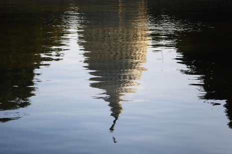 The U.S. Capitol Dome is reflected in a fountain below the U.S. Senate in Washington October 6, 2013. REUTERS/Jonathan Ernst The U.S. Capitol Dome is reflected in a fountain below the U.S. Senate in Washington October 6, 2013. REUTERS/Jonathan Ernst