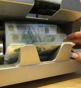 An employee of a bank counts Russian rouble banknotes in St. Petersburg February 4, 2010. REUTERS/Alexander Demianchuk An employee of a bank counts Russian rouble banknotes in St. Petersburg February 4, 2010. REUTERS/Alexander Demianchuk