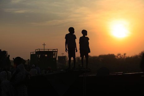 Children displaced by the fighting in Bor county, who have just arrived, are standing on the side of a boat in the port in Minkaman, in Awer Children displaced by the fighting in Bor county, who have just arrived, are standing on the side of a boat in the port in Minkaman, in Awer