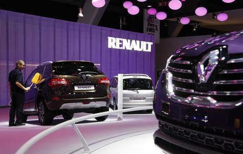 A worker cleans a Renault car at the European Motor Show in Brussels January 14, 2014. REUTERS/Francois Lenoir A worker cleans a Renault car at the European Motor Show in Brussels January 14, 2014. REUTERS/Francois Lenoir