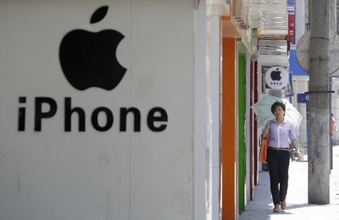 A woman walks past a logo of Apple Inc in Wuhan, Hubei province July 24, 2013. REUTERS/Darley Shen A woman walks past a logo of Apple Inc in Wuhan, Hubei province July 24, 2013. REUTERS/Darley Shen
