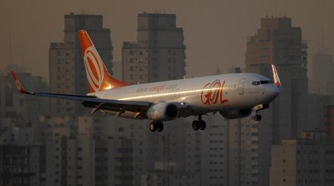 A Brazilian airline Gol aircraft prepares to land at Congonhas airport in Sao Paulo July 11, 2011. REUTERS/Nacho Doce A Brazilian airline Gol aircraft prepares to land at Congonhas airport in Sao Paulo July 11, 2011. REUTERS/Nacho Doce