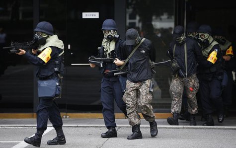 South Korean police take part in an anti-terror drill in Seoul in this August 21, 2013 file photo. REUTERS/Kim Hong-Ji South Korean police take part in an anti-terror drill in Seoul in this August 21, 2013 file photo. REUTERS/Kim Hong-Ji