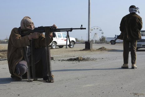 Tribal fighters deploy themselves on the streets of Ramadi January 6, 2014. REUTERS/Ali al-Mashhadani Tribal fighters deploy themselves on the streets of Ramadi January 6, 2014. REUTERS/Ali al-Mashhadani