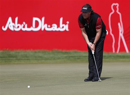 Phil Mickelson of the U.S. lines the ball on the 18th green during the Abu Dhabi Golf championship January 18,2014. REUTERS/Ahmed Jadallah Phil Mickelson of the U.S. lines the ball on the 18th green during the Abu Dhabi Golf championship January 18,2014. REUTERS/Ahmed Jadallah