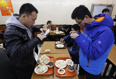 Diners take pictures of steamed buns which Chinese President Xi Jinping ate on Saturday, at the Qing-Feng steamed buns restaurant in Beijing Diners take pictures of steamed buns which Chinese President Xi Jinping ate on Saturday, at the Qing-Feng steamed buns restaurant in Beijing