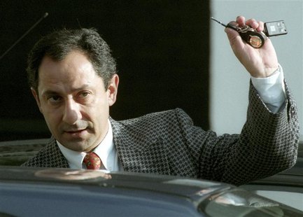 Tottenham Hotspur manager Ossie Ardiles leaves White Hart Lane in this November 1, 1994 file photo. REUTERS/Russell Boyce/Files Tottenham Hotspur manager Ossie Ardiles leaves White Hart Lane in this November 1, 1994 file photo. REUTERS/Russell Boyce/Files