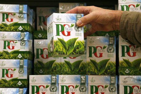 A shopper picks up a box of PG Tips tea bags at a Sainsbury's supermarket in London February 6, 2008. REUTERS/Luke MacGregor A shopper picks up a box of PG Tips tea bags at a Sainsbury's supermarket in London February 6, 2008. REUTERS/Luke MacGregor