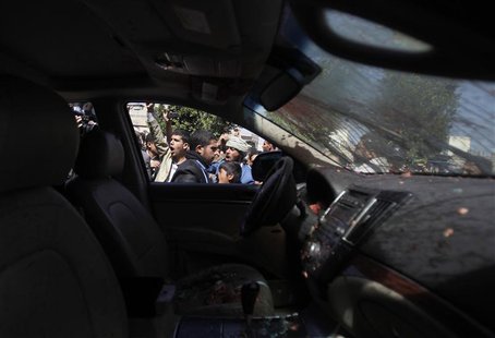 People react after the assassination of Ahmad Sharafeddin, a leader of the Yemeni Shi'ite Muslim Houthi group, in Sanaa January 21, 2014. RE People react after the assassination of Ahmad Sharafeddin, a leader of the Yemeni Shi'ite Muslim Houthi group, in Sanaa January 21, 2014. RE