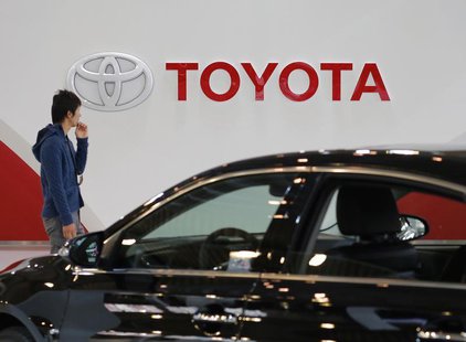 A man walks past Toyota Motor's logo at the company's showroom in Tokyo November 6, 2013. REUTERS/Toru Hanai A man walks past Toyota Motor's logo at the company's showroom in Tokyo November 6, 2013. REUTERS/Toru Hanai