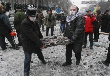 Demonstrators carry stones during a rally held by pro-European integration protesters in Kiev January 21, 2014. REUTERS/Gleb Garanich Demonstrators carry stones during a rally held by pro-European integration protesters in Kiev January 21, 2014. REUTERS/Gleb Garanich
