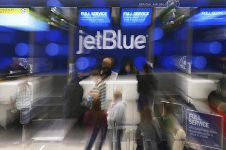 Passengers wait in line at the JetBlue ticket counter at Logan International Airport in Boston, Massachusetts January 6, 2014. REUTERS/Brian Passengers wait in line at the JetBlue ticket counter at Logan International Airport in Boston, Massachusetts January 6, 2014. REUTERS/Brian