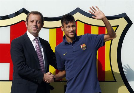 Brazilian soccer player Neymar (R) shakes hands with Barcelona's president Sandor Rosell after signing a five-year contract with FC Barcelon Brazilian soccer player Neymar (R) shakes hands with Barcelona's president Sandor Rosell after signing a five-year contract with FC Barcelon
