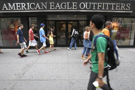 Pedestrians walk past an American Eagle Outfitters store in New York, June 23, 2009. REUTERS/Brendan McDermid Pedestrians walk past an American Eagle Outfitters store in New York, June 23, 2009. REUTERS/Brendan McDermid