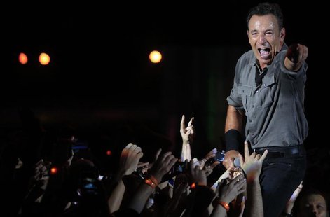U.S. singer Bruce Springsteen and the Street Band perform at the Rock in Rio Music Festival in Rio de Janeiro September 21, 2013. REUTERS/Ri U.S. singer Bruce Springsteen and the Street Band perform at the Rock in Rio Music Festival in Rio de Janeiro September 21, 2013. REUTERS/Ri