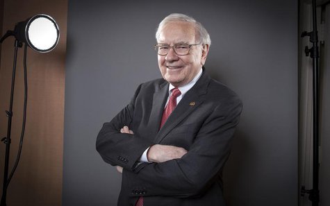 Warren Buffett, Chairman of the Board and CEO of Berkshire Hathaway, poses for a portrait in New York October 22, 2013. REUTERS/Carlo Allegr Warren Buffett, Chairman of the Board and CEO of Berkshire Hathaway, poses for a portrait in New York October 22, 2013. REUTERS/Carlo Allegr