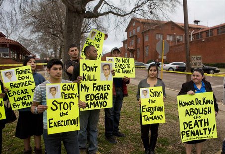 Protesters stand outside the "Walls" prison unit where Edgar Tamayo is scheduled to be executed in Huntsville, Texas January 22, 2014. REUTE Protesters stand outside the "Walls" prison unit where Edgar Tamayo is scheduled to be executed in Huntsville, Texas January 22, 2014. REUTE