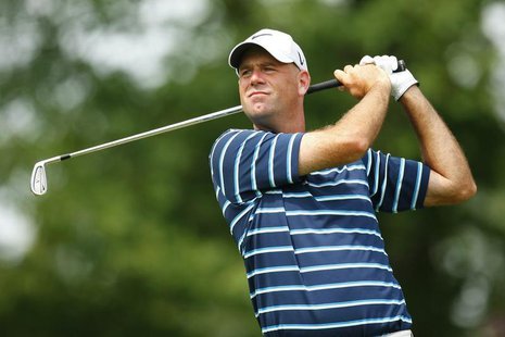 Stewart Cink of the U.S. watches his tee shot on the 13th hole during the second round of the Wells Fargo Championship PGA golf tournament i Stewart Cink of the U.S. watches his tee shot on the 13th hole during the second round of the Wells Fargo Championship PGA golf tournament i