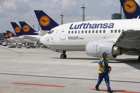 A Lufthansa Boeing 737-300 taxis across the tarmac of Frankfurt airport July 12, 2013. REUTERS/Ralph Orlowski A Lufthansa Boeing 737-300 taxis across the tarmac of Frankfurt airport July 12, 2013. REUTERS/Ralph Orlowski