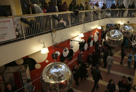 People wait in line in the early morning to buy tickets to films at the Sundance Film Festival in Park City, Utah, January 18, 2014. REUTERS People wait in line in the early morning to buy tickets to films at the Sundance Film Festival in Park City, Utah, January 18, 2014. REUTERS