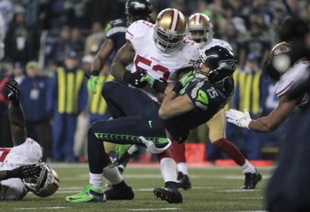 Seattle Seahawks Jermaine Kearse falls on the leg of San Francisco 49ers NaVorro Bowman injuring his knee as he loses control of the ball du Seattle Seahawks Jermaine Kearse falls on the leg of San Francisco 49ers NaVorro Bowman injuring his knee as he loses control of the ball du