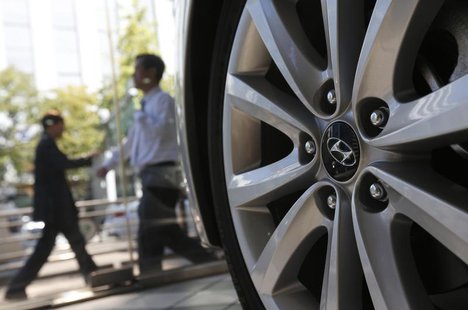 The logo of Hyundai Motor Co. is seen on a wheel of a car at a Hyundai dealership in Seoul October 21, 2013. REUTERS/Kim Hong-Ji The logo of Hyundai Motor Co. is seen on a wheel of a car at a Hyundai dealership in Seoul October 21, 2013. REUTERS/Kim Hong-Ji
