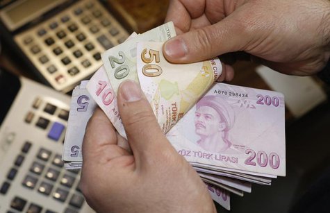 A money changer counts Turkish lira bills at a currency exchange office in Istanbul January 24, 2014. REUTERS/Murad Sezer A money changer counts Turkish lira bills at a currency exchange office in Istanbul January 24, 2014. REUTERS/Murad Sezer