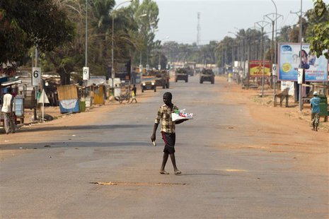A street vendor crosses a largely empty road in Miskine district, Bangui January 25, 2014. REUTERS/Siegfried Modola A street vendor crosses a largely empty road in Miskine district, Bangui January 25, 2014. REUTERS/Siegfried Modola