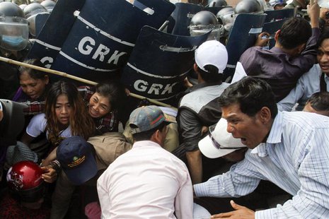 Protesters clash with riot policemen in Phnom Penh January 27, 2014. REUTERS/Samrang Pring Protesters clash with riot policemen in Phnom Penh January 27, 2014. REUTERS/Samrang Pring