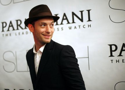 Actor Jude Law attends the premiere of "Sleuth" in New York, October 2, 2007. REUTERS/Eric Thayer Actor Jude Law attends the premiere of "Sleuth" in New York, October 2, 2007. REUTERS/Eric Thayer