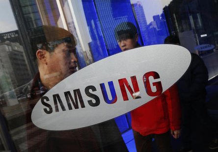 A man walks out of Samsung Electronics' headquarters in Seoul January 6, 2014. REUTERS/Kim Hong-Ji A man walks out of Samsung Electronics' headquarters in Seoul January 6, 2014. REUTERS/Kim Hong-Ji