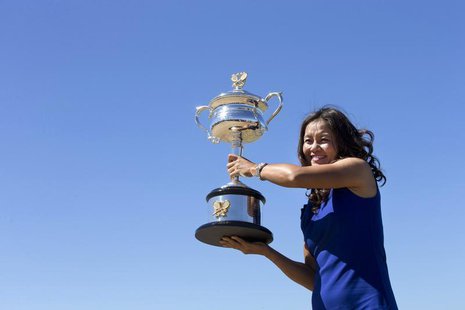 Li Na of China poses with the Daphne Akhurst Memorial Cup she won in the women's singles final match at the Australian Open 2014 tennis tour Li Na of China poses with the Daphne Akhurst Memorial Cup she won in the women's singles final match at the Australian Open 2014 tennis tour