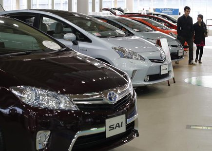 Visitors look at Toyota Motor Corp's hybrid cars at the company's showroom in Tokyo February 5, 2013. REUTERS/Toru Hanai Visitors look at Toyota Motor Corp's hybrid cars at the company's showroom in Tokyo February 5, 2013. REUTERS/Toru Hanai