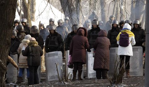 Ukranian women talk with riot police at the site of clashes in Kiev January 27, 2014. REUTERS/Vasily Fedosenko Ukranian women talk with riot police at the site of clashes in Kiev January 27, 2014. REUTERS/Vasily Fedosenko