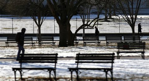 Pedestrians make their way past vacant benches in snowy Lafayette Park in front of the White House in Washington January 27, 2014. REUTERS/K Pedestrians make their way past vacant benches in snowy Lafayette Park in front of the White House in Washington January 27, 2014. REUTERS/K