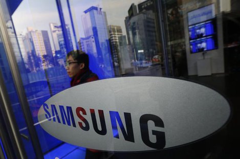 A man walks out of Samsung Electronics' headquarters in Seoul January 6, 2014. REUTERS/Kim Hong-Ji A man walks out of Samsung Electronics' headquarters in Seoul January 6, 2014. REUTERS/Kim Hong-Ji