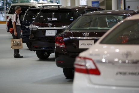 A visitor looks at Toyota Motor Corp's cars at the company's showroom in Tokyo August 1, 2013. REUTERS/Issei Kato A visitor looks at Toyota Motor Corp's cars at the company's showroom in Tokyo August 1, 2013. REUTERS/Issei Kato