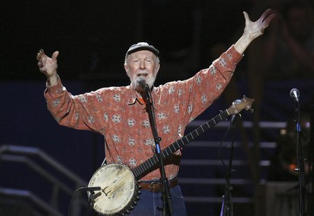Musician Pete Seeger sings Amazing Grace during a concert celebrating his 90th birthday in New York May 3, 2009. REUTERS/Lucas Jackson Musician Pete Seeger sings Amazing Grace during a concert celebrating his 90th birthday in New York May 3, 2009. REUTERS/Lucas Jackson