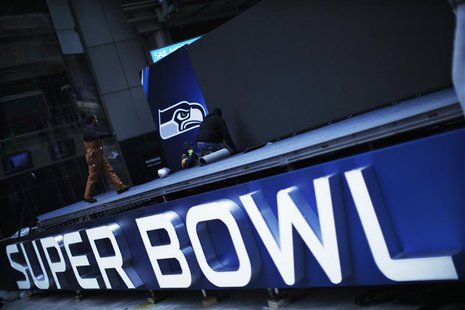Workers are seen on stage at Times Square as preparations continue for Super Bowl XLVIII in New York, January 27, 2014. REUTERS/Eduardo Muno Workers are seen on stage at Times Square as preparations continue for Super Bowl XLVIII in New York, January 27, 2014. REUTERS/Eduardo Muno