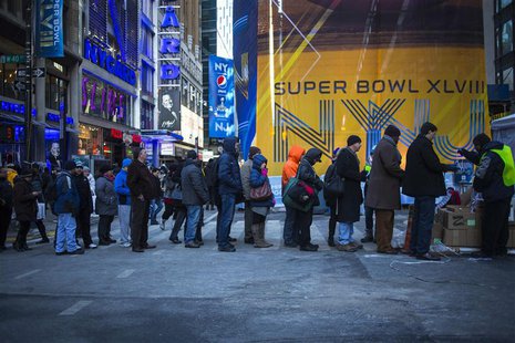 People line up for accessories on Broadway as preparations continue for Super Bowl XLVIII in New York January 29, 2014. REUTERS/Eric Thayer People line up for accessories on Broadway as preparations continue for Super Bowl XLVIII in New York January 29, 2014. REUTERS/Eric Thayer