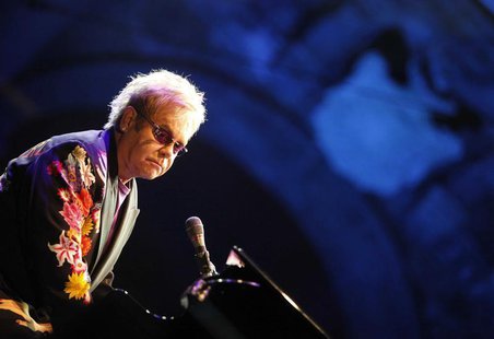Pop singer Elton John performs for the Piedigrotta festival at Plebiscito Square in Naples September 11, 2009. REUTERS/Ciro de Luca/Agnfoto Pop singer Elton John performs for the Piedigrotta festival at Plebiscito Square in Naples September 11, 2009. REUTERS/Ciro de Luca/Agnfoto