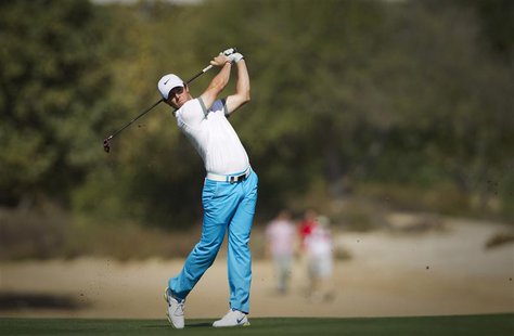 Rory McIlroy of Northern Ireland takes a shot on the fairway of the 2nd hole during the first round of the 2014 Omega Dubai Desert Classic i Rory McIlroy of Northern Ireland takes a shot on the fairway of the 2nd hole during the first round of the 2014 Omega Dubai Desert Classic i